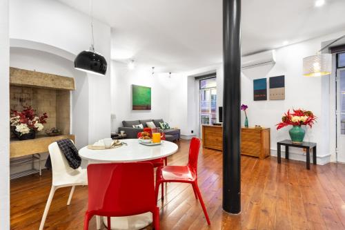 ALTIDO Bold and colourful 1-bed flat at the heart of Chiado, nearby Carmo Convent