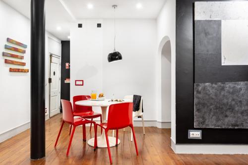 ALTIDO Bold and colourful 1-bed flat at the heart of Chiado, nearby Carmo Convent