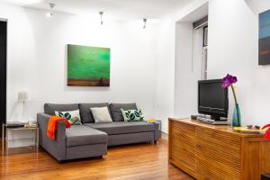 ALTIDO Bold and colourful 1-bed flat at the heart of Chiado, nearby Carmo Convent