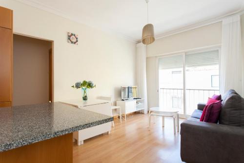ALTIDO Bright 2BR Apt with River Views &balcony in Alfama, moments from Santa Apolonia train station