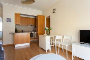 ALTIDO Bright 2BR Apt with River Views &balcony in Alfama, moments from Santa Apolonia train station