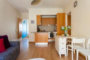 ALTIDO Bright 2BR Apt with River Views &balcony in Alfama, moments from Santa Apolonia train station