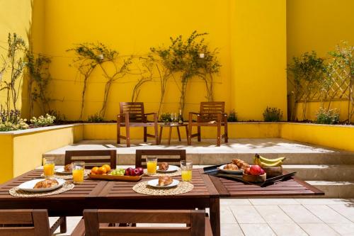 ALTIDO Bright and elegant 2BR home with workspace and huge terrace in Pena, close by viewpoint