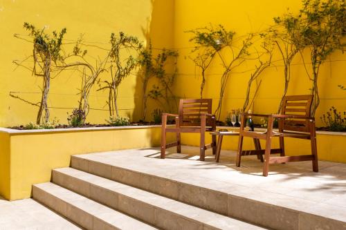 ALTIDO Bright and elegant 2BR home with workspace and huge terrace in Pena, close by viewpoint