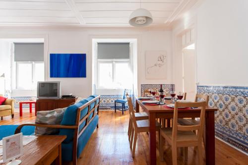 ALTIDO Classic 3BR home with workspace in Chiado, 2mins from Baixa-Chiado subway