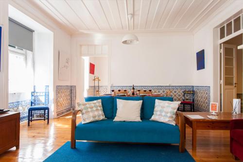 ALTIDO Classic 3BR home with workspace in Chiado, 2mins from Baixa-Chiado subway