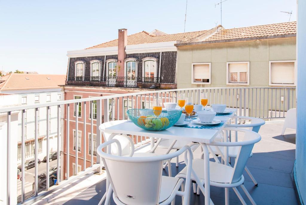 ALTIDO Joyful 2BR Apt with terrace nearby São Bento Palace Rua Santo Amaro 66, 1200-667 Lisbonne