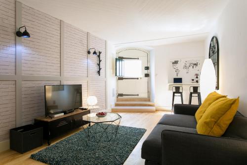 ALTIDO Modern Apt for 5 with workspace and private entrance, moments from Lisbon Cathedral