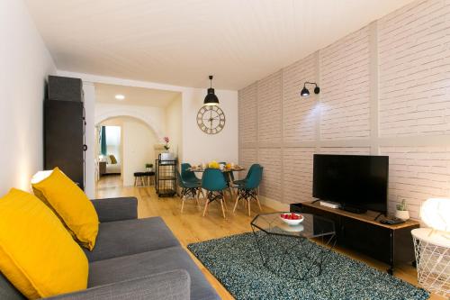 ALTIDO Modern Apt for 5 with workspace and private entrance, moments from Lisbon Cathedral