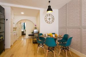 ALTIDO Modern Apt for 5 with workspace and private entrance, moments from Lisbon Cathedral