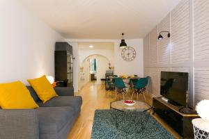 Appartement ALTIDO Modern Apt for 5 with workspace and private entrance, moments from Lisbon Cathedral 2 Rua do Castelo Picão cave direito 1100-118 Lisbonne -1