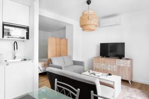 ALTIDO Modern Central Self-Check In Studio in Estrela