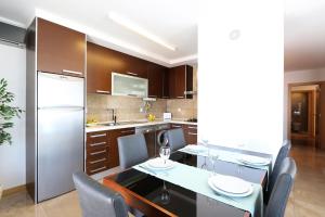 ALTIDO Nazare 3-BR Flat with Terrace and Rooftop Pool
