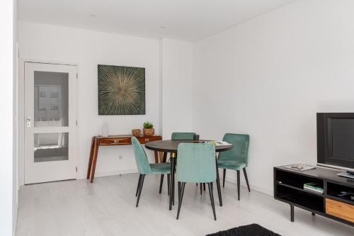 ALTIDO Smart Flat with 2 Balconies