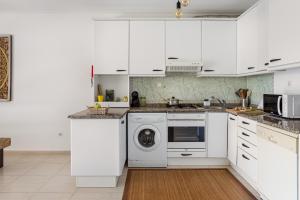 ALTIDO Stunning Ericeira Flat w/2 Shared Pools & Gym