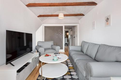 ALTIDO Stylish 2-bed Apt with balcony in Lapa, 5mins to National Museum of Ancient Art