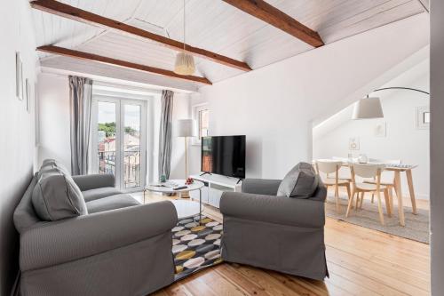ALTIDO Stylish 2-bed Apt with balcony in Lapa, 5mins to National Museum of Ancient Art