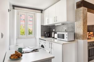ALTIDO Stylish 2-bed Apt with balcony in Lapa, 5mins to National Museum of Ancient Art