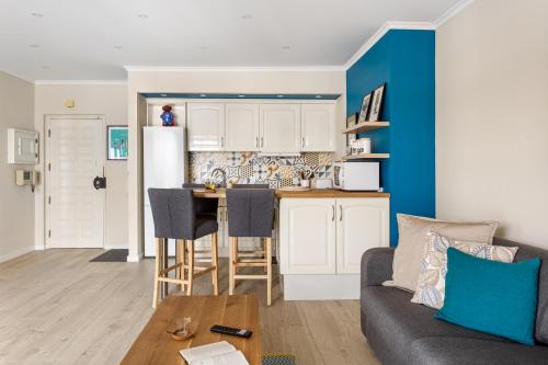 ALTIDO Stylish flat with balcony overlooking the sea