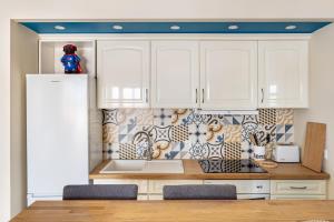 ALTIDO Stylish flat with balcony overlooking the sea