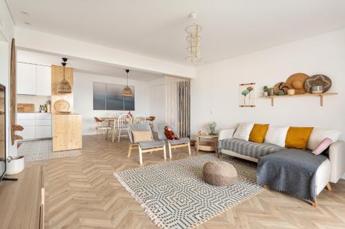 ALTIDO Sunny 2-bed flat with balcony