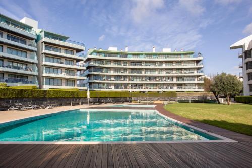 ALTIDO Superb Apt with Terrace, Pool and Spa in Cascais