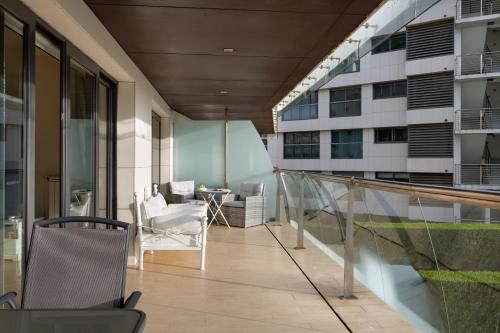 ALTIDO Superb Apt with Terrace, Pool and Spa in Cascais