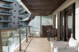ALTIDO Superb Apt with Terrace, Pool and Spa in Cascais