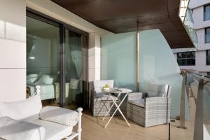 ALTIDO Superb Apt with Terrace, Pool and Spa in Cascais