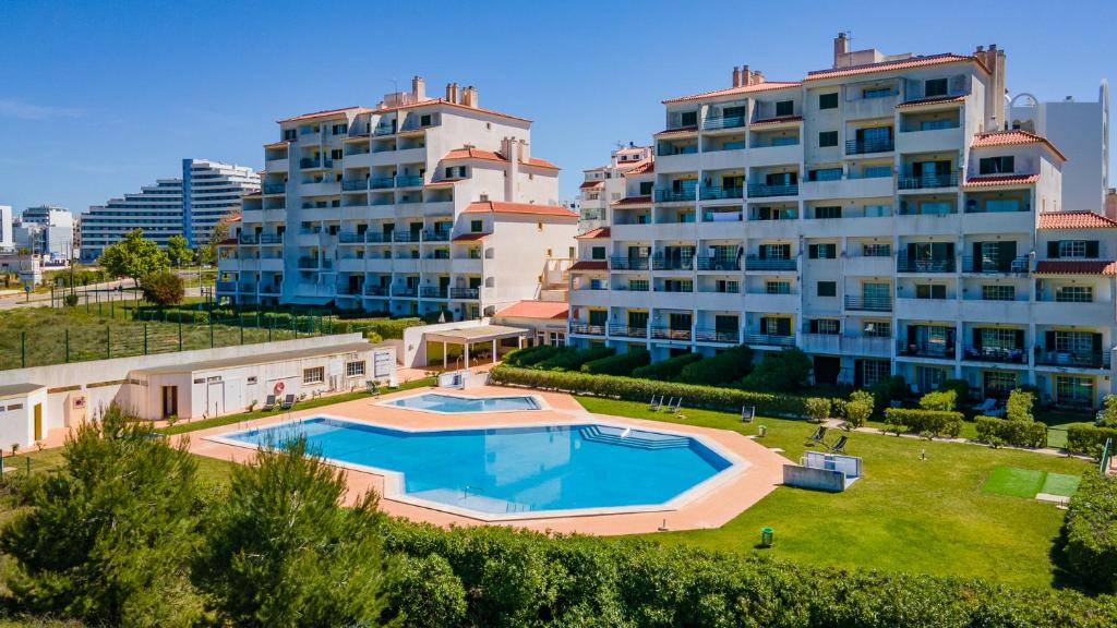 Amazing 2BDR Duplex W/ AC & Pool in Portimão by Lovelystay Rua Estrela do Mar, Edifício Mar à Vista 7 2º andar - apartamento 39, 8500-510 Portimão