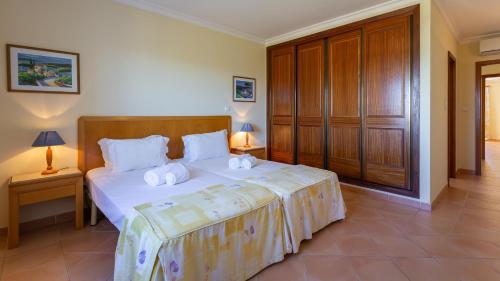 Amazing 2BDR Duplex W/ AC & Pool in Portimão by Lovelystay