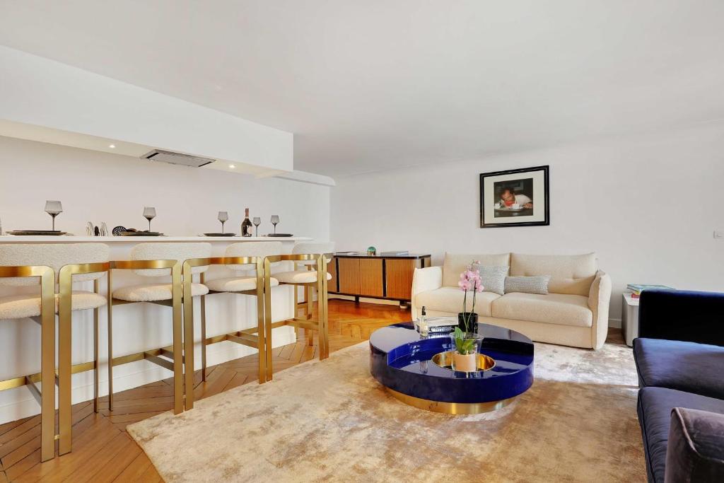 Amazing apartment 2BR4P avenue Montaigne Triangle d'Or 28 Avenue Montaigne, 75008 Paris