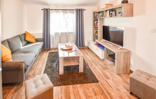 Amazing apartment in Avignon with WiFi, 2 Bedrooms and Outdoor swimming pool