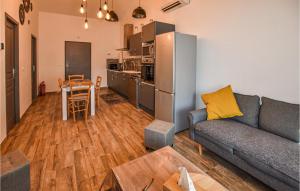 Amazing apartment in Avignon with WiFi, 2 Bedrooms and Outdoor swimming pool