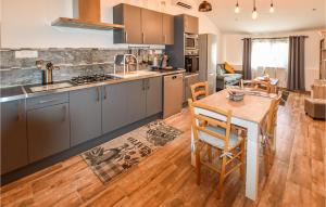 Amazing apartment in Avignon with WiFi, 2 Bedrooms and Outdoor swimming pool