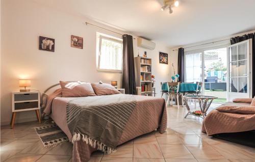 Amazing apartment in Frejus with WiFi