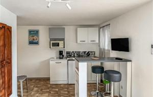 Amazing apartment in Ginasservis with Outdoor swimming pool and WiFi