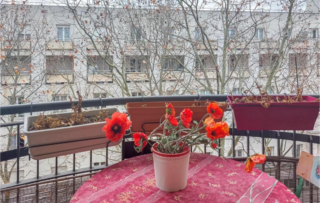 Appartement Amazing apartment in Issy-les-Moulineaux with WiFi and 2 Bedrooms  92130 Issy-les-Moulineaux