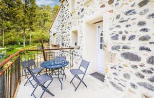 Amazing apartment in Saint-Martin-sur-lavez with Internet and 2 Bedrooms