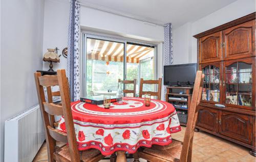 Amazing apartment in Six-Fours-les-Plages with 2 Bedrooms