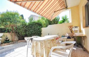 Amazing apartment in Six-Fours-les-Plages with 2 Bedrooms