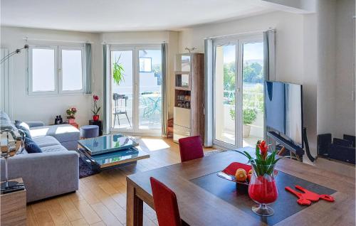 Amazing apartment in Triel-sur-Seine with 2 Bedrooms and WiFi