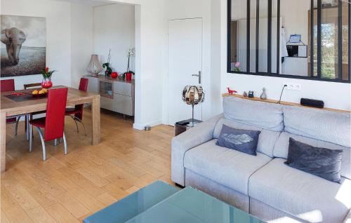 Amazing apartment in Triel-sur-Seine with 2 Bedrooms and WiFi