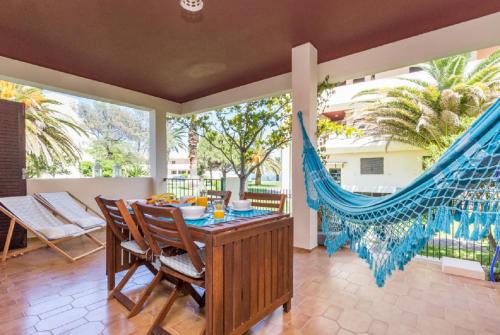 Amazing Beach House with Balcony (Free WI-FI)