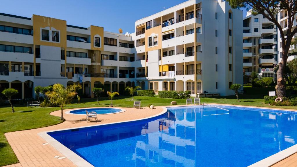 Amazing Flat W/Pool & Garden by LovelyStay Rua dos Estados Unidos da América Edifício Topázio Bloco F, 25F, 8125-406 Vilamoura