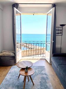Amazing renovated flat sea front old town Antibes