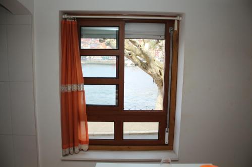 Amazing River Views - charming Studio