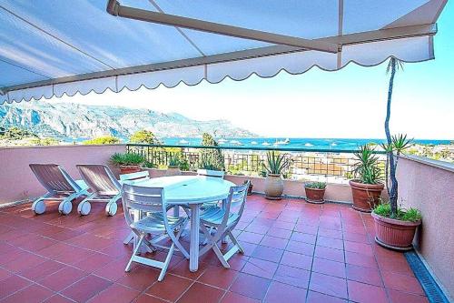AMAZING SEA VIEW APARTMENT with Private Close Parking