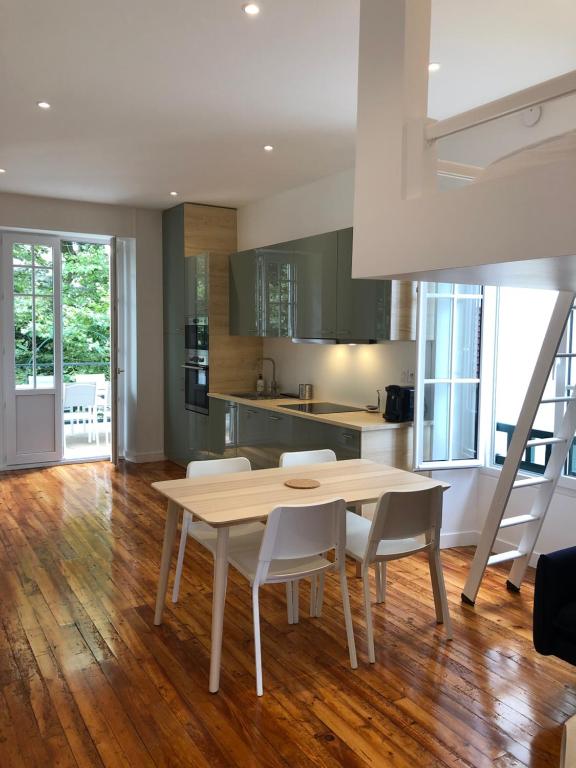 Ambassade de Bourgogne 1er étage 2 bis rue d’alcedo, 64200 Biarritz