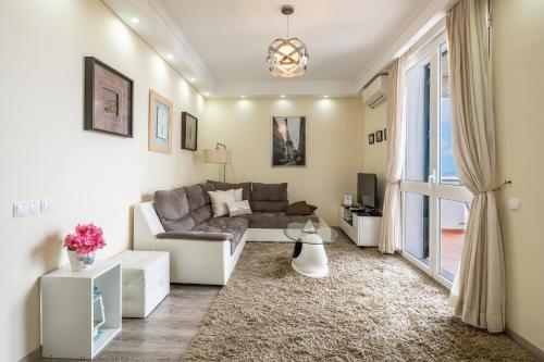 America Apartment by HR Madeira